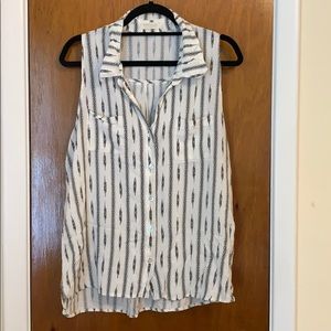 Sleeveless black and white button down top